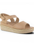 vista diagonal de sandalias nude con plataforma baja 6 cm para dama punta abierta y correa ajustable 