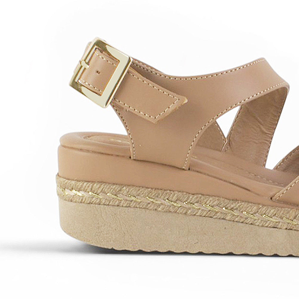 vista trasera de plataforma baja 6 cm en sandalias nude para dama con punta abierta y correa ajustable 