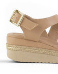 vista trasera de plataforma baja 6 cm en sandalias nude para dama con punta abierta y correa ajustable 