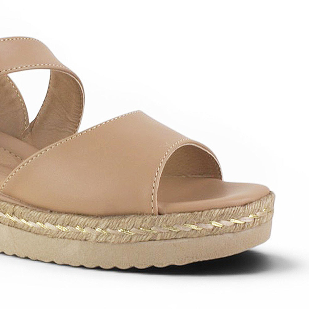detalle del material sintético en sandalias nude con punta abierta y plataforma baja 6 cm correa ajustable