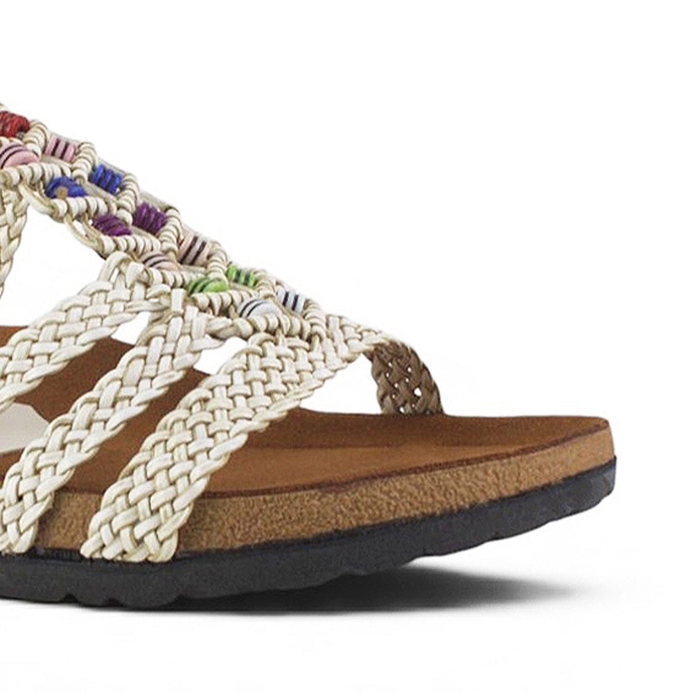 detalle del material sintético de las sandalias beige para dama con tiras trenzadas y detalles multicolor  para dama  de piso