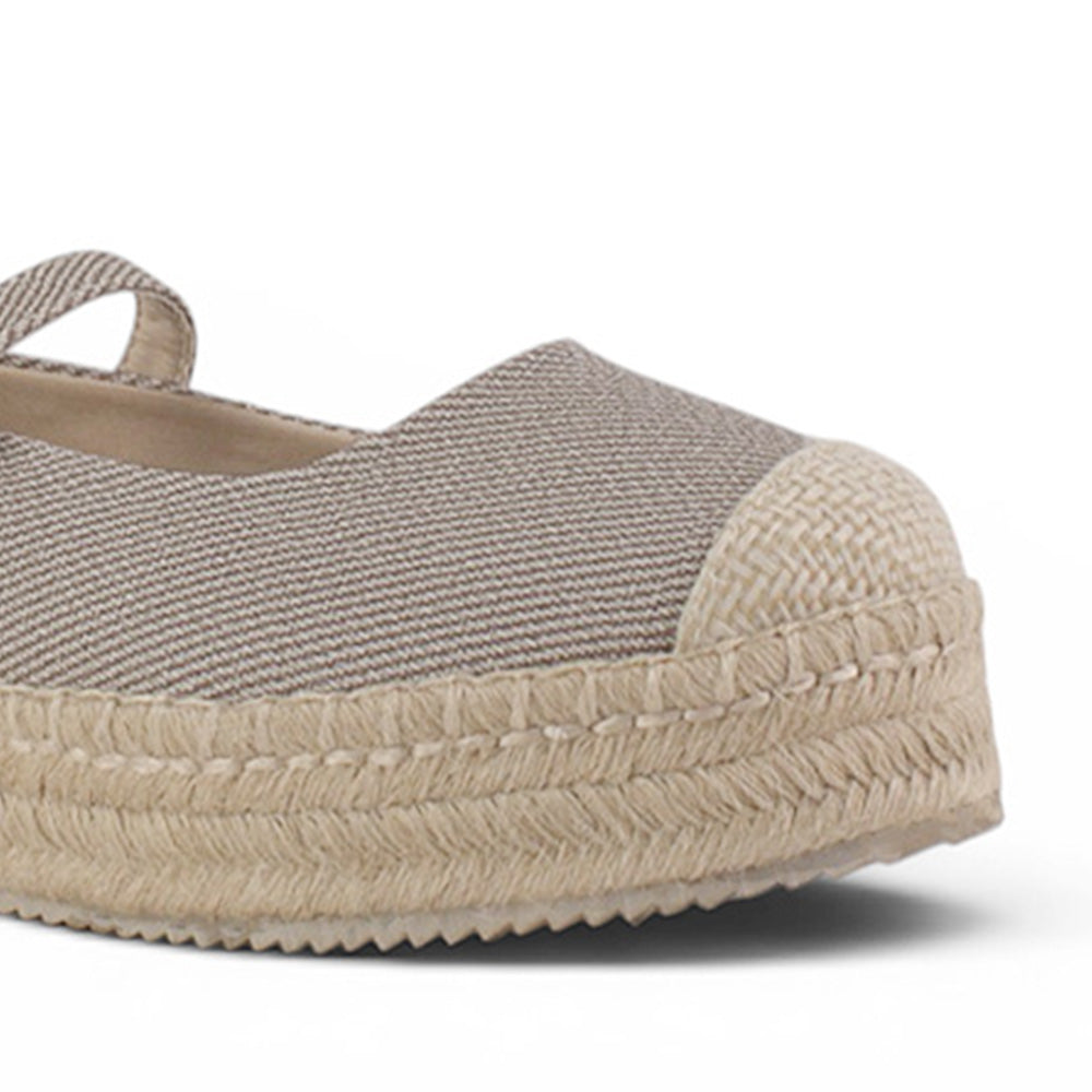 detalle del material sintético y yute en alpargatas beige para dama con pulsera ajustable 