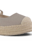 detalle del material sintético y yute en alpargatas beige para dama con pulsera ajustable 