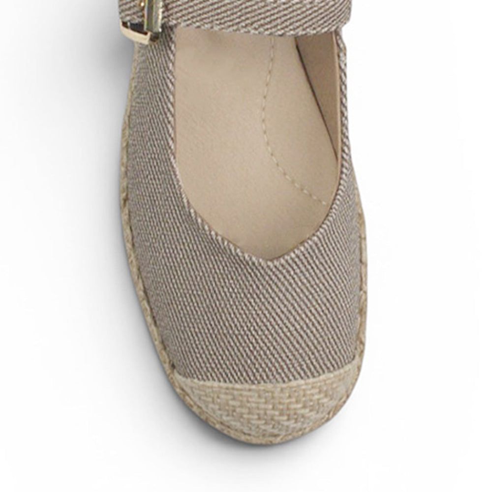 vista del detalle yute en la punta de las alpargatas beige de dama con pulsera ajustable 