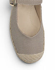vista del detalle yute en la punta de las alpargatas beige de dama con pulsera ajustable 