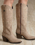 Botas vaqueras nude con elegantes bordados punta cuadrada tacón medio 7cm para dama  