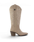 vista lateral de botas vaqueras nude con tacón medio 7 cm elegantes bordados y punta cuadrada para dama 