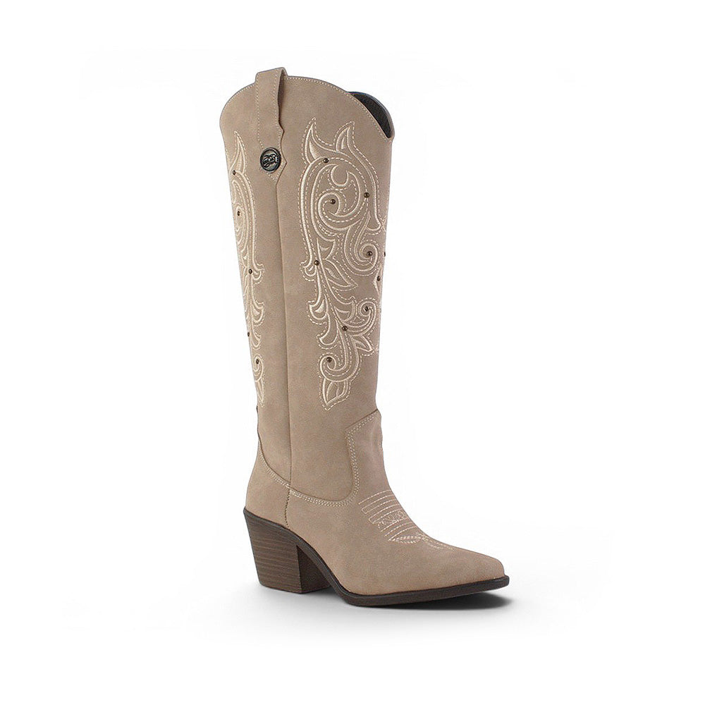 vista diagonal de botas vaqueras nude con elegantes bordados punta cuadrada y tacón medio 7cm para dama