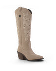 vista diagonal de botas vaqueras nude con elegantes bordados punta cuadrada y tacón medio 7cm para dama
