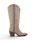 vista superior de botas nude para dama con punta cuadrada y tacón medio 7cm 