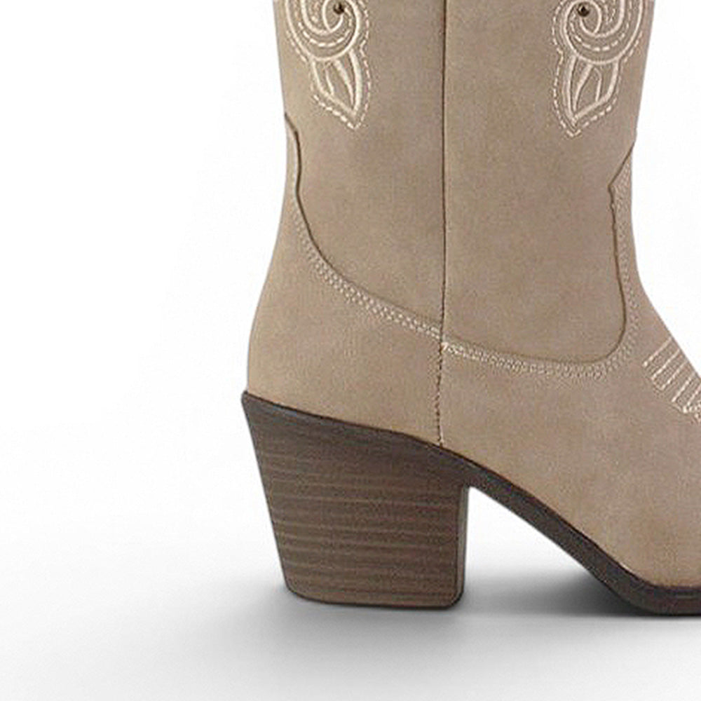 vista trasera del tacón medio 7cm en las botas nude para dama con bordados y punta cuadrada 