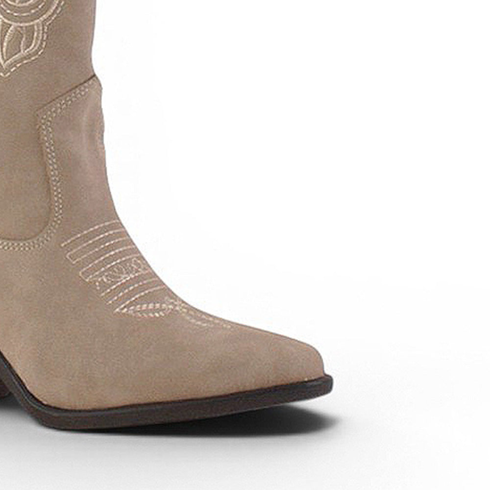 detalle del material sintético en las botas nude con punta cuadrada y bordados elegantes tacón medio 7 cm para dama 