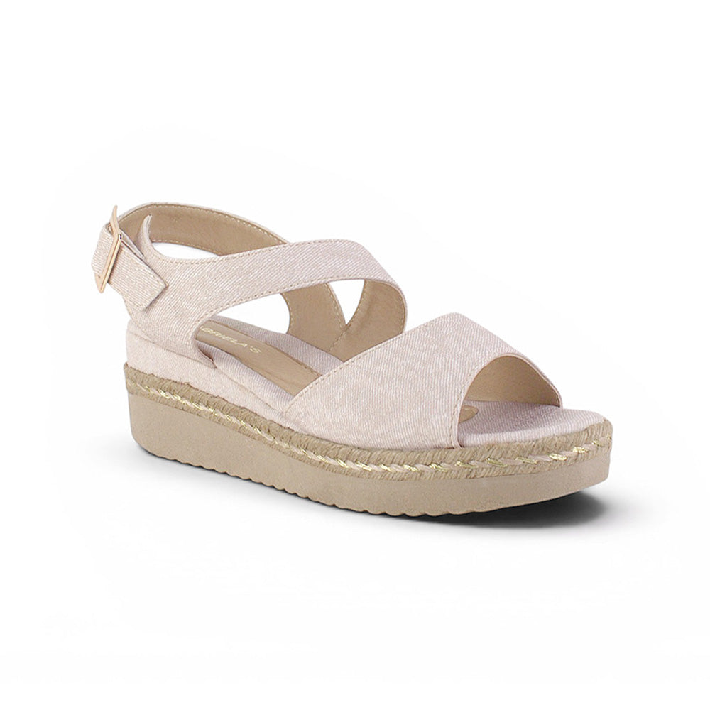 vista diagonal de sandalias beige con plataforma baja 5 cm para dama punta abierta y correa ajustable 