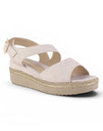 vista diagonal de sandalias beige con plataforma baja 5 cm para dama punta abierta y correa ajustable 
