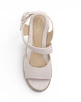 vista superior de sandalias beige punta abierta y correa ajustable con plataforma baja 5 cm