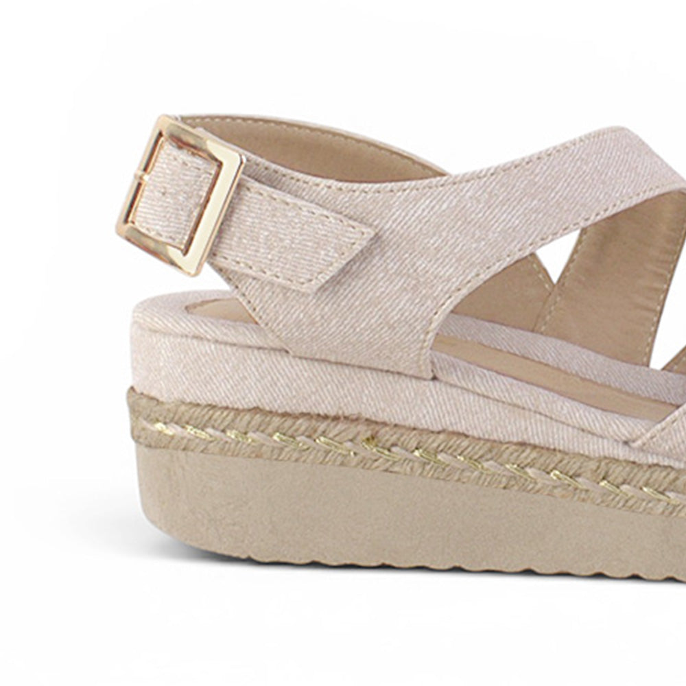 vista trasera de plataforma baja 5 cm en sandalias beige para dama con punta abierta y correa ajustable 