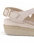 vista trasera de plataforma baja 5 cm en sandalias beige para dama con punta abierta y correa ajustable 