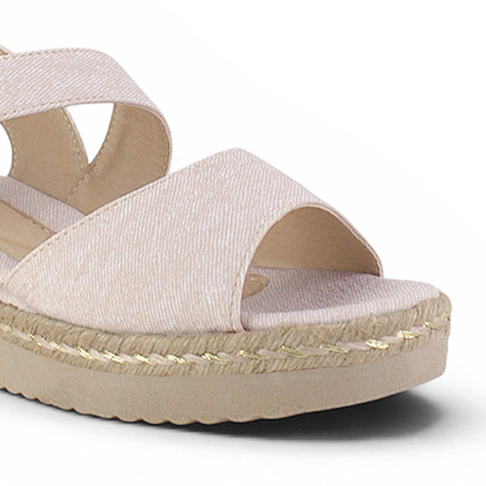 detalle del material sintético en sandalias beige con punta abierta y plataforma baja 5 cm correa ajustable