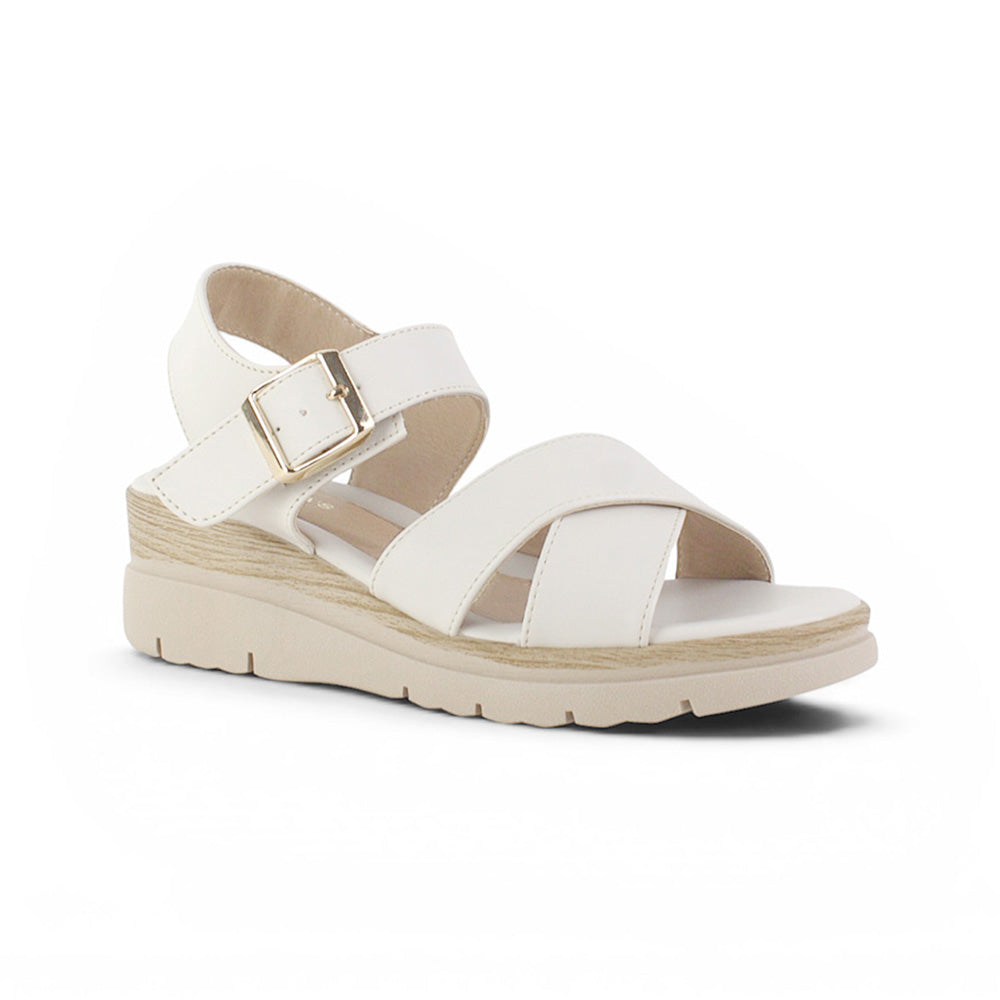 vista diagonal de sandalias beige con plataforma baja 5 cm para dama punta abierta  tiras cruzadas y correa ajustable 
