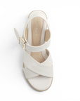 vista superior de sandalias beige con tiras cruzadas punta abierta y correa ajustable plataforma baja 6cm