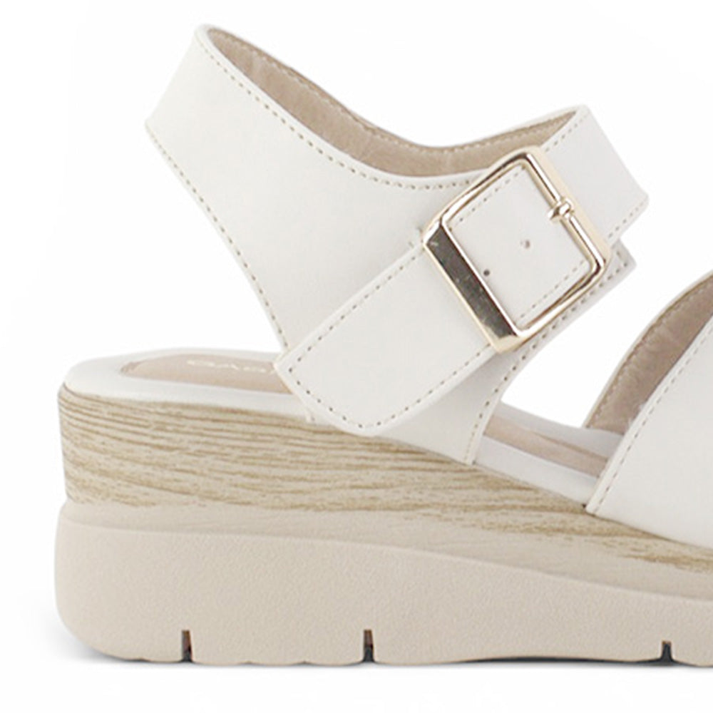 vista trasera de plataforma baja 5 cm en sandalias beige para dama con punta abierta tiras cruzadas y correa ajustable 
