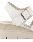 vista trasera de plataforma baja 5 cm en sandalias beige para dama con punta abierta tiras cruzadas y correa ajustable 