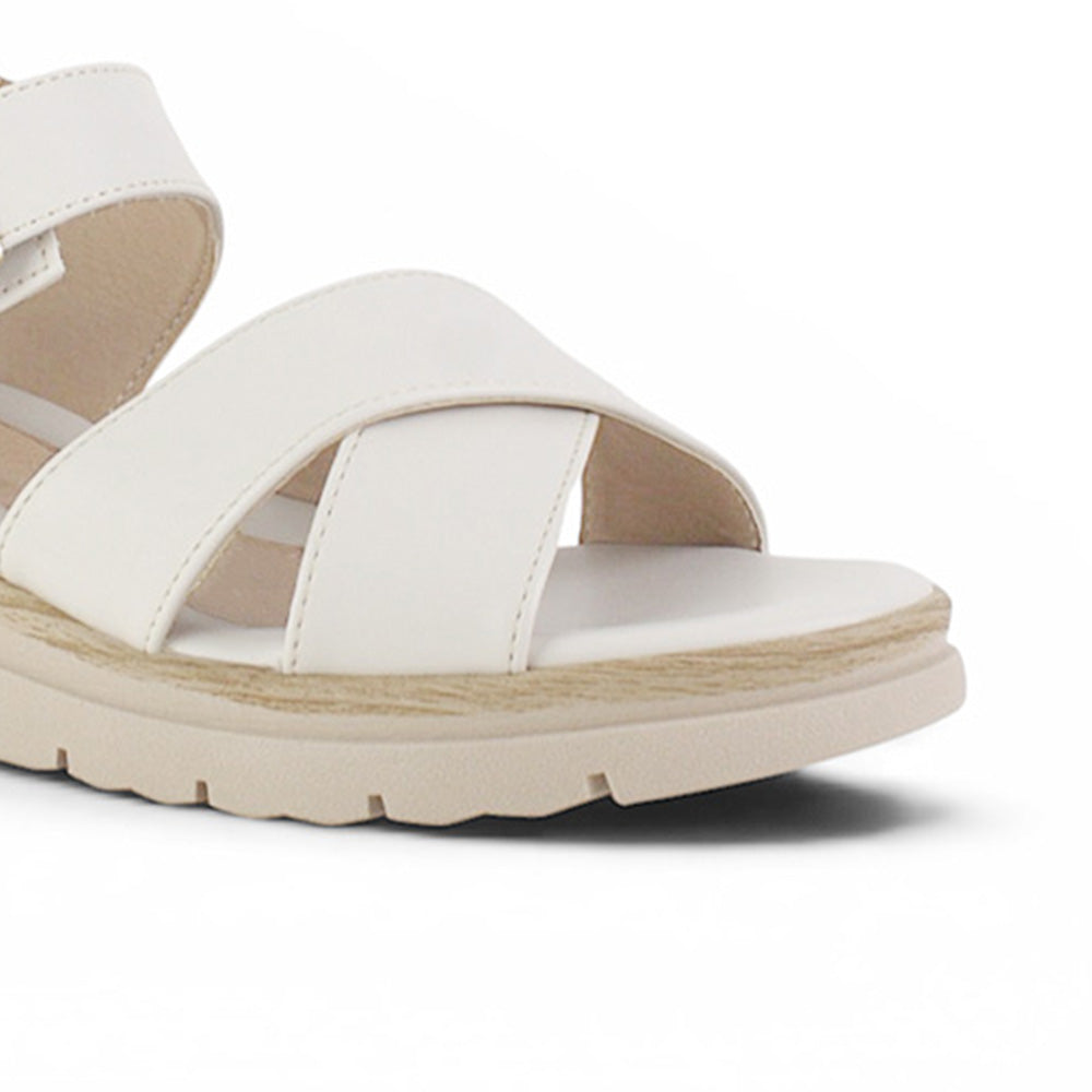 detalle del material sintético en sandalias beige con punta abierta tiras cruzadas y plataforma baja 5cm correa ajustable