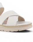 detalle del material sintético en sandalias beige con punta abierta tiras cruzadas y plataforma baja 5cm correa ajustable