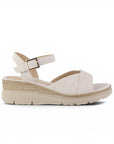 vista lateral en sandalias beige de plataforma baja 5cm con correa ajustable y punta abierta para dama 