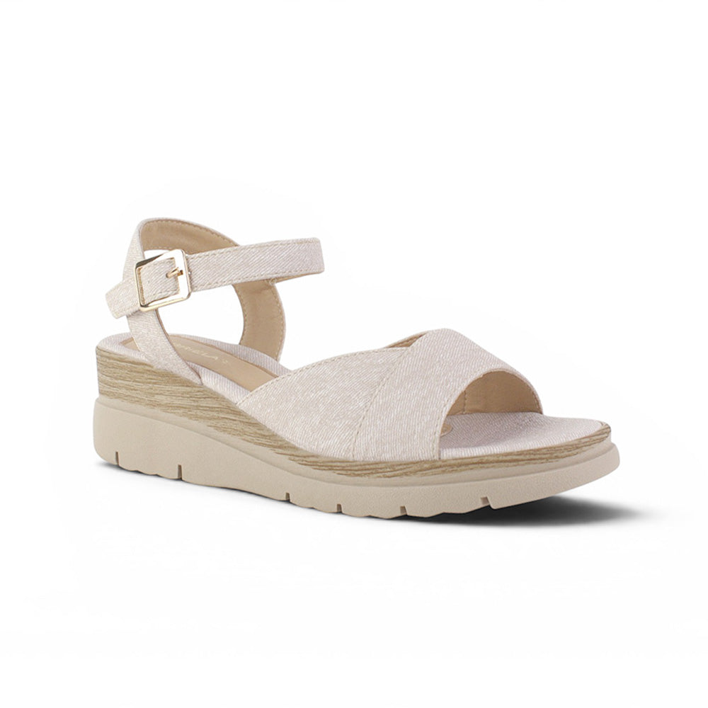 vista diagonal de sandalias beige con plataforma baja 5 cm para dama punta abierta y correa ajustable 