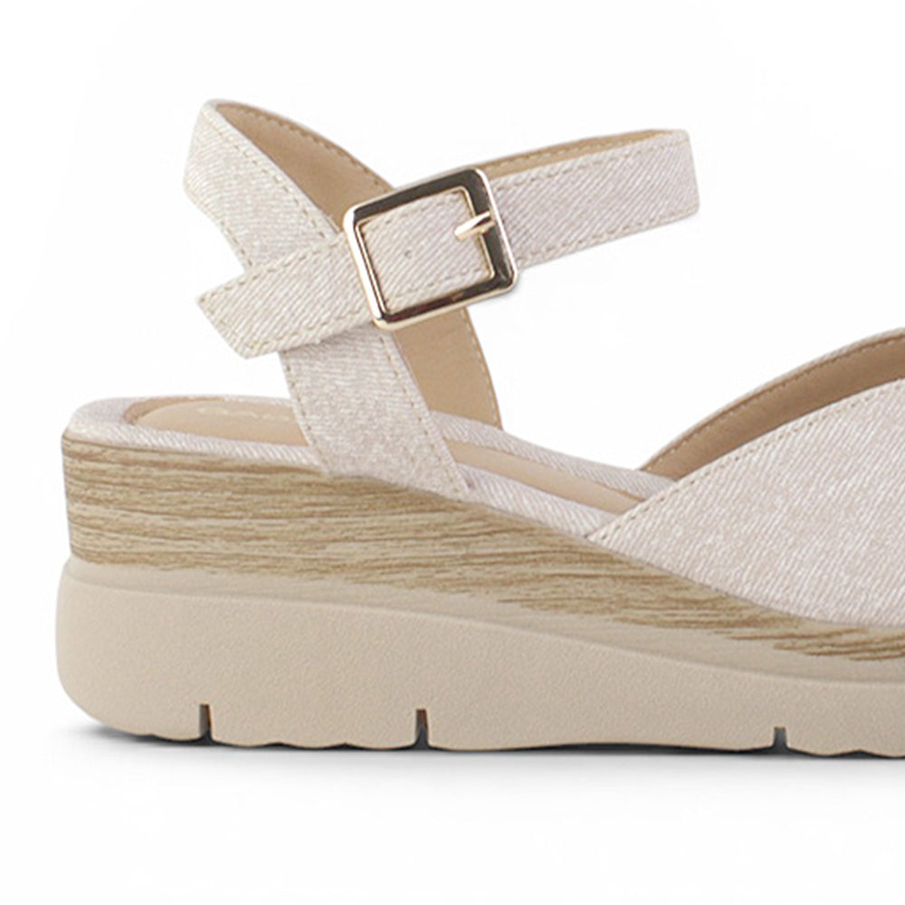 vista trasera de plataforma baja 5 cm en sandalias beige para dama con punta abierta y correa ajustable 