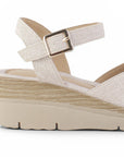 vista trasera de plataforma baja 5 cm en sandalias beige para dama con punta abierta y correa ajustable 