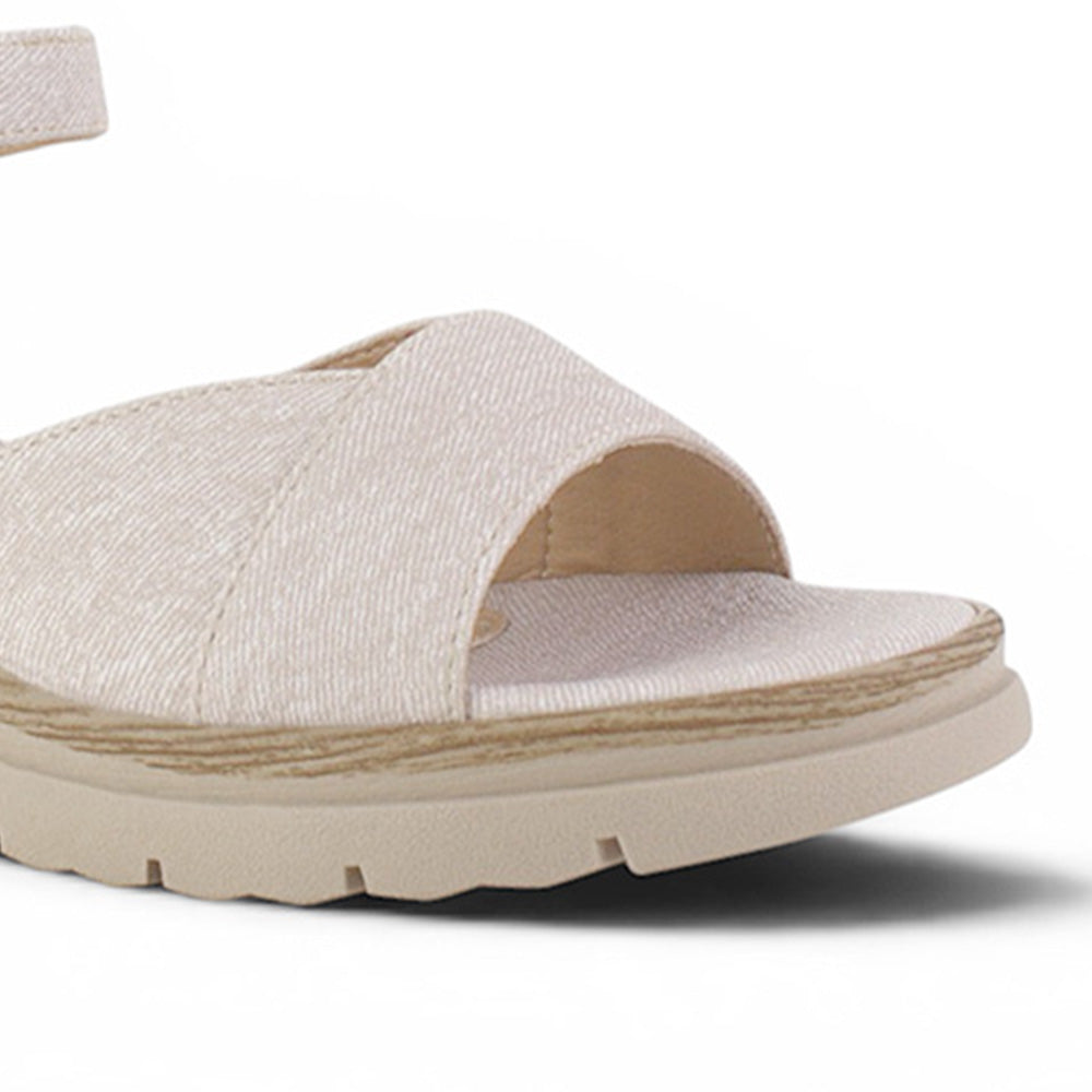 detalle del material sintético en sandalias beige con punta abierta y plataforma baja 5 cm correa ajustable