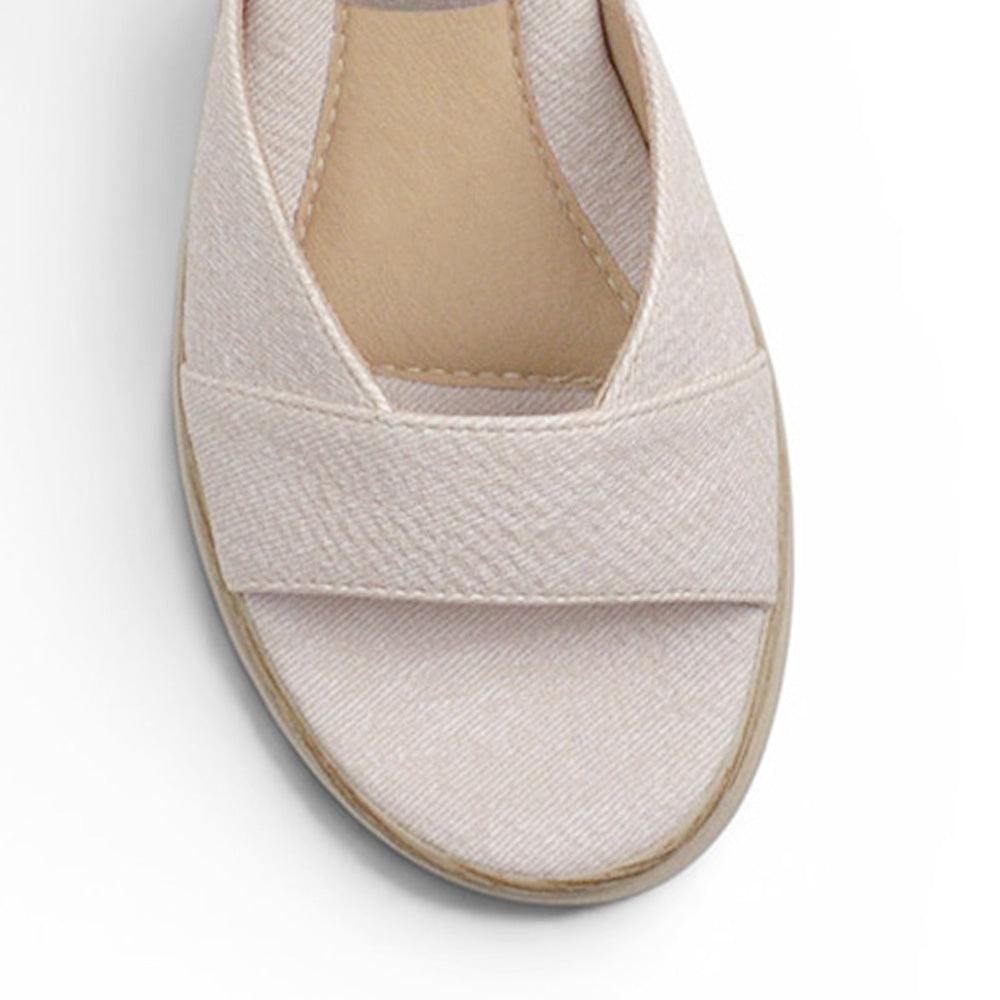 vista del detalle en la punta abierta de las sandalias beige para dama con correa ajustable y plataforma baja 5 cm 