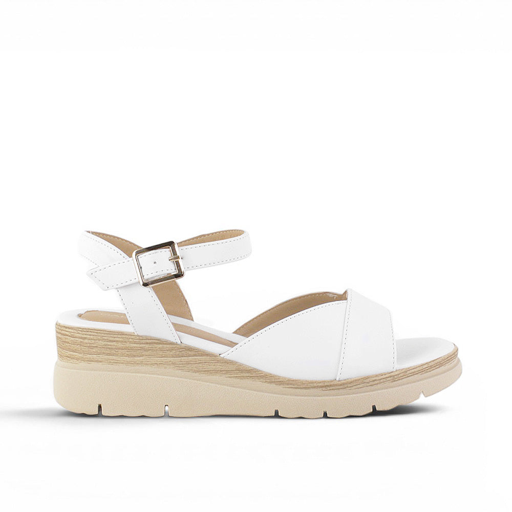 vista lateral en sandalias blancas de plataforma baja 5cm con correa ajustable y punta abierta para dama 