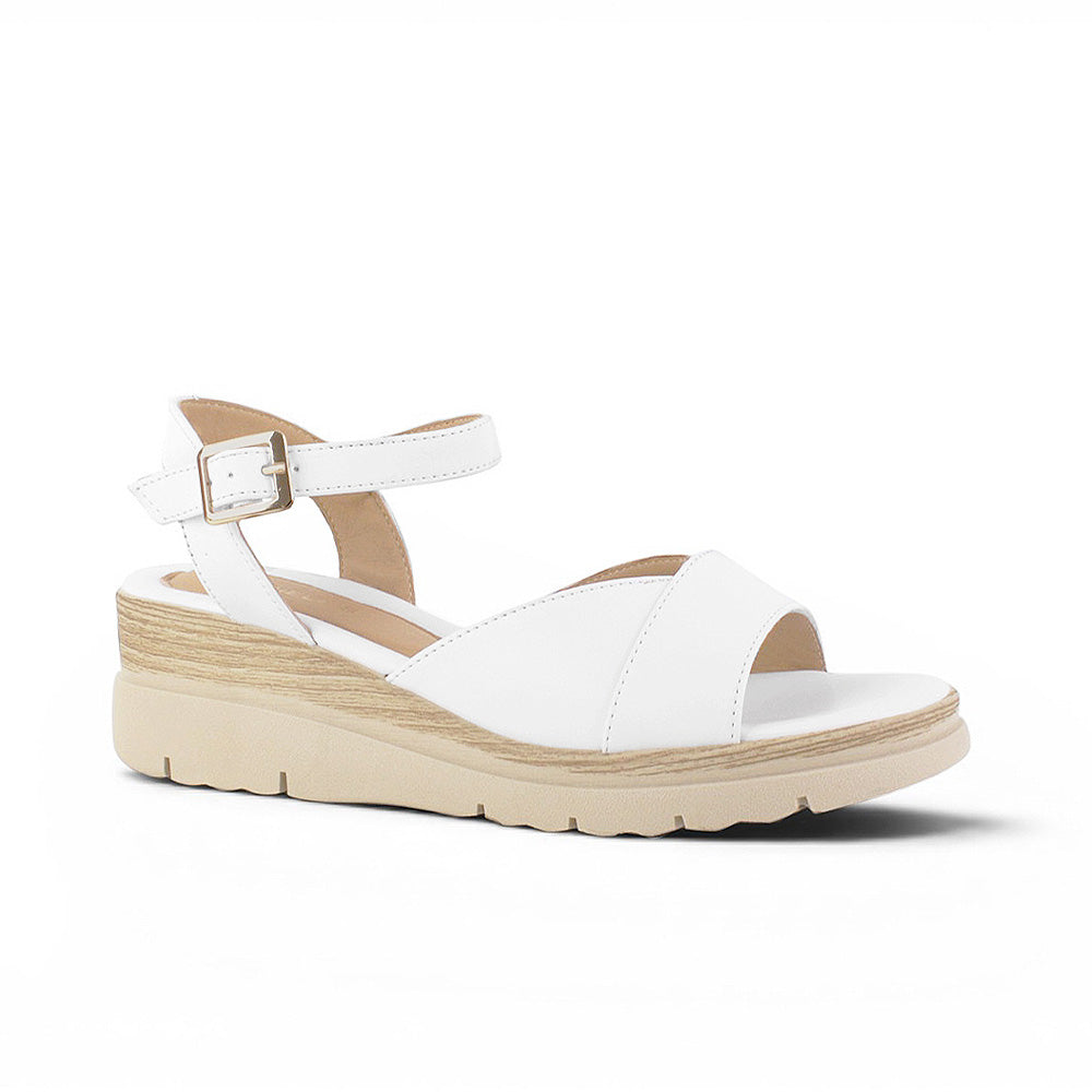 vista diagonal de sandalias blancas con plataforma baja 5 cm para dama punta abierta y correa ajustable 
