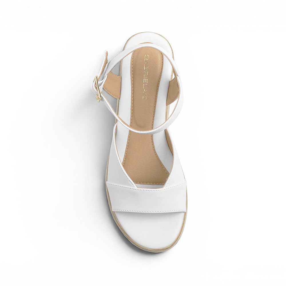 vista superior de sandalias blancas punta abierta y correa ajustable con plataforma baja 5 cm