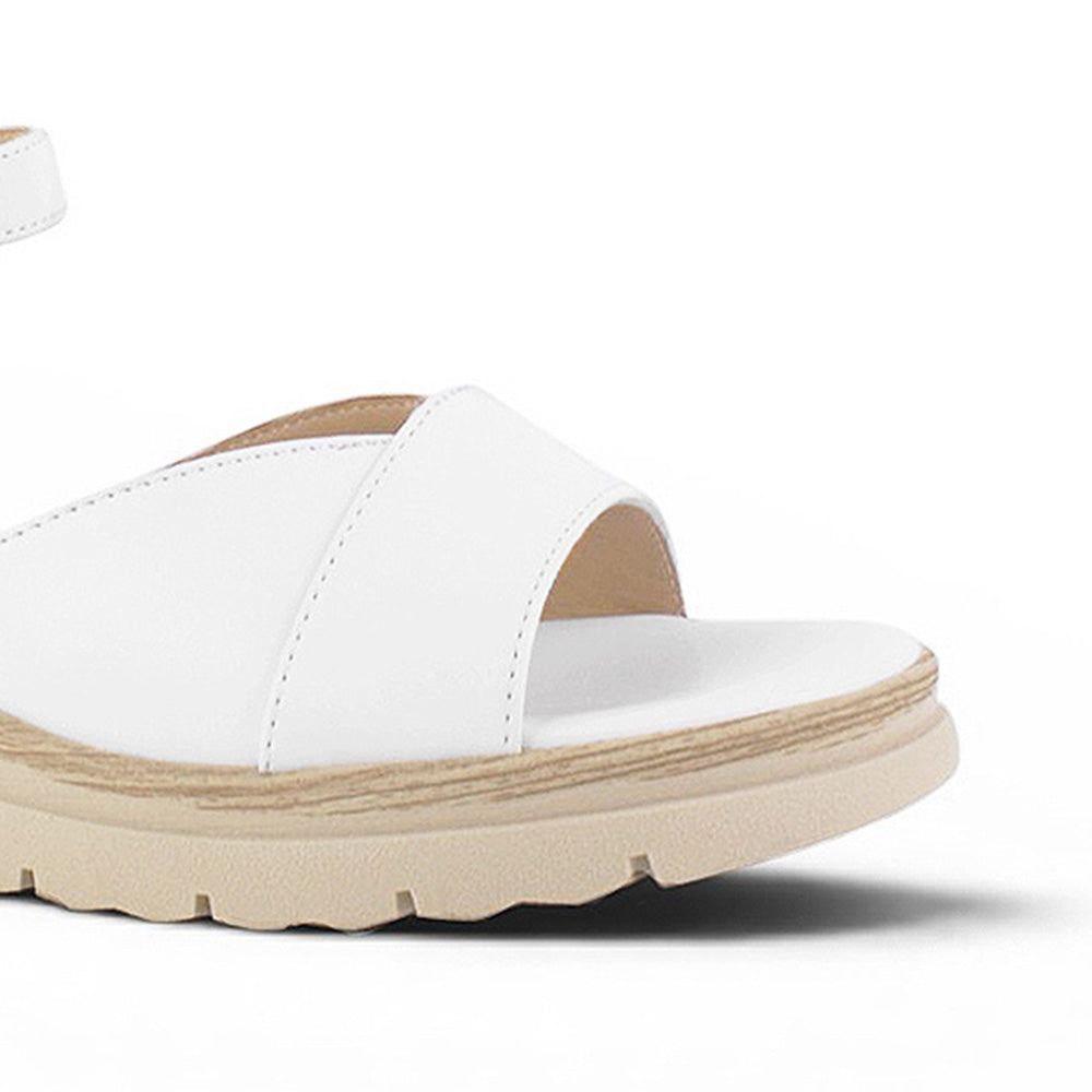 detalle del material sintético en sandalias blancas con punta abierta y plataforma baja 5 cm correa ajustable