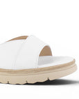 detalle del material sintético en sandalias blancas con punta abierta y plataforma baja 5 cm correa ajustable