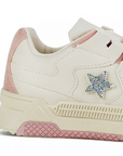 Vista trasera de tenis beige con rosa para mujer en plataforma de 4cm y estrella de pedrería 