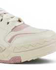 Detalle del material sintético en tenis beige con rosa para dama con estrella de pedrería y plataforma baja 4 cm