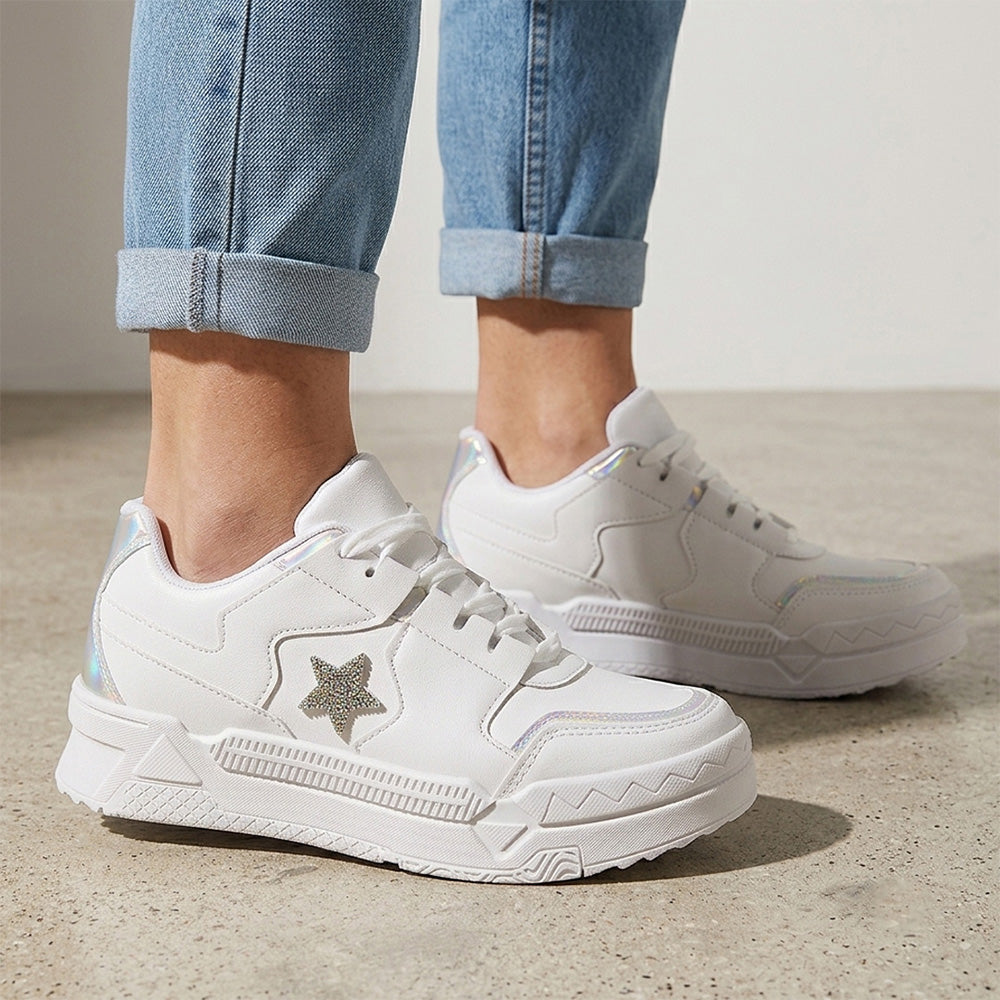 Tenis blancos con tornasol para dama con estrella de pedrería y plataforma baja 4cm 