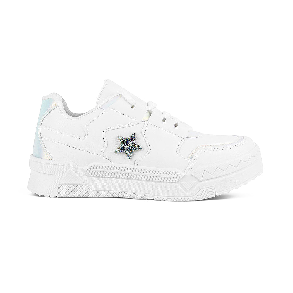 Vista lateral de tenis blanco con tornasol plataforma baja 4cm y estrella de pedrería 
