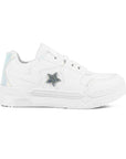 Vista lateral de tenis blanco con tornasol plataforma baja 4cm y estrella de pedrería 