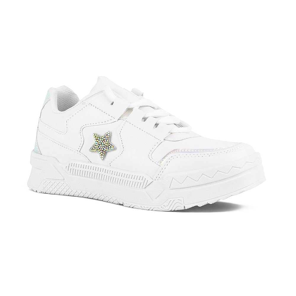 Vista diagonal de tenis blanco con tornasol modernos con estrella de pedrería y plataforma baja 4 cm para dama 