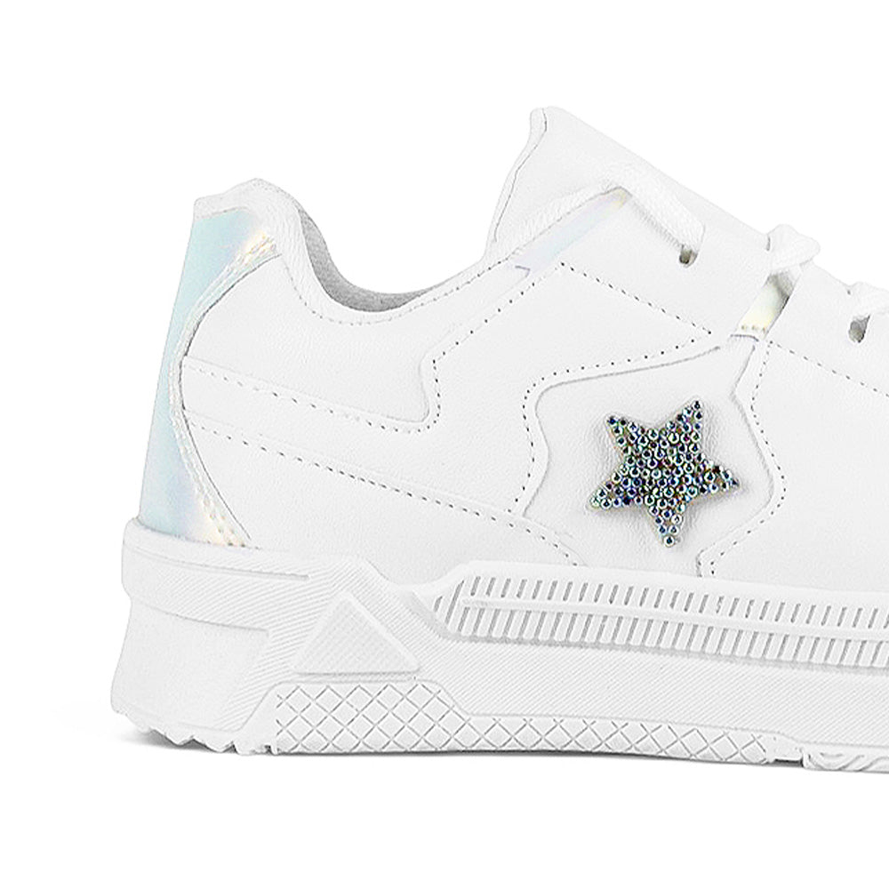 Vista trasera de tenis blanco con tornasol para mujer en plataforma de 4cm y estrella de pedrería 
