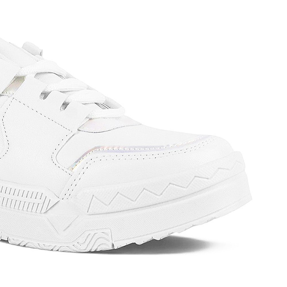 Detalle del material sintético en tenis blanco con tornasol para dama con estrella de pedrería y plataforma baja 4 cm