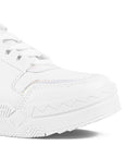 Detalle del material sintético en tenis blanco con tornasol para dama con estrella de pedrería y plataforma baja 4 cm