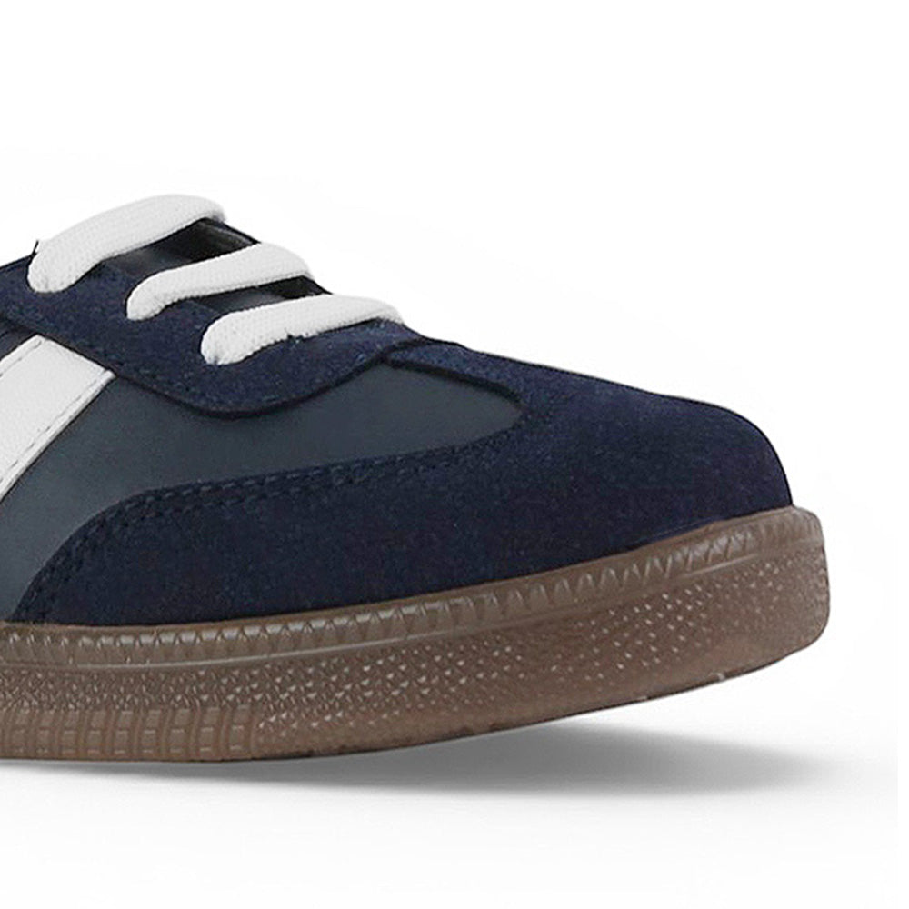 Detalle del material sintético en tenis azul para dama casual con suela baja 2cm 