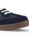 Detalle del material sintético en tenis azul para dama casual con suela baja 2cm 